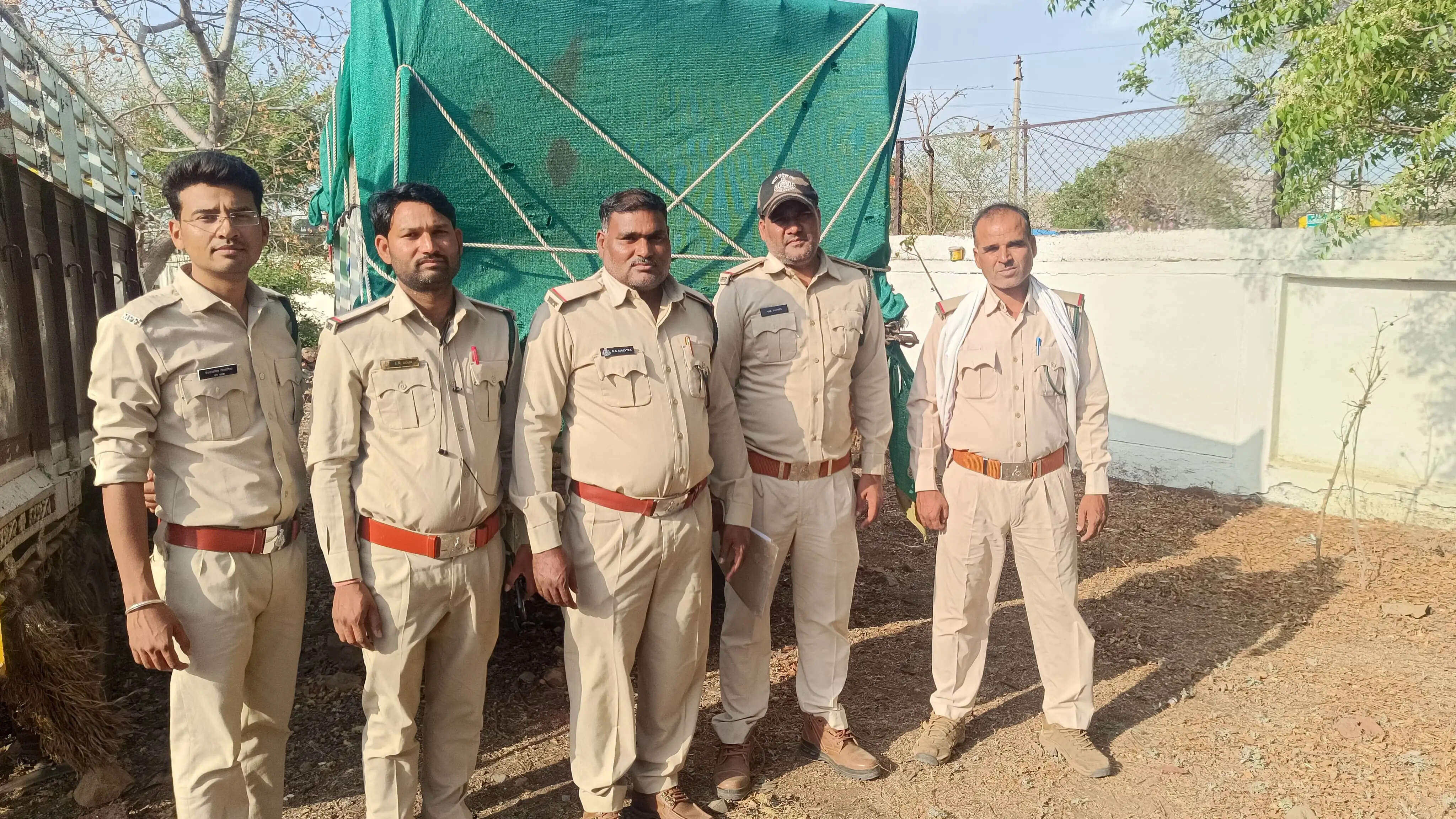 आगरमालवाः अवैध चिरान लकड़ी से भरा पिकअप वाहन जब्त किया