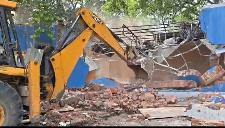 बर्नपुर में सेल आइएसपी की बड़ी कार्रवाई, अवैध निर्माणों पर चला बुलडोजर