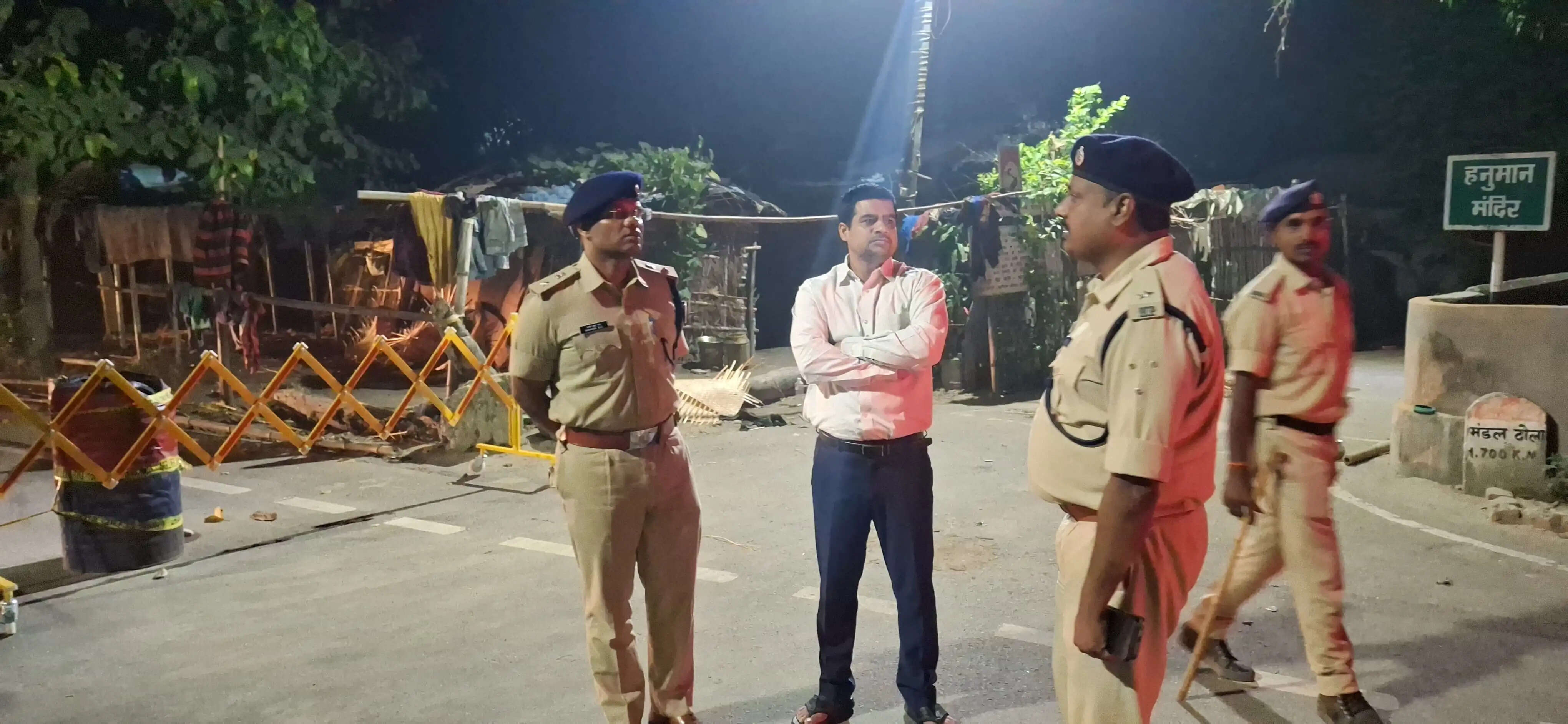 जदिया चेक पोस्ट से ड्यूटी पर गायब मिले दो पुलिसकर्मी, डीएम-एसपी ने किया लाइन क्लोज