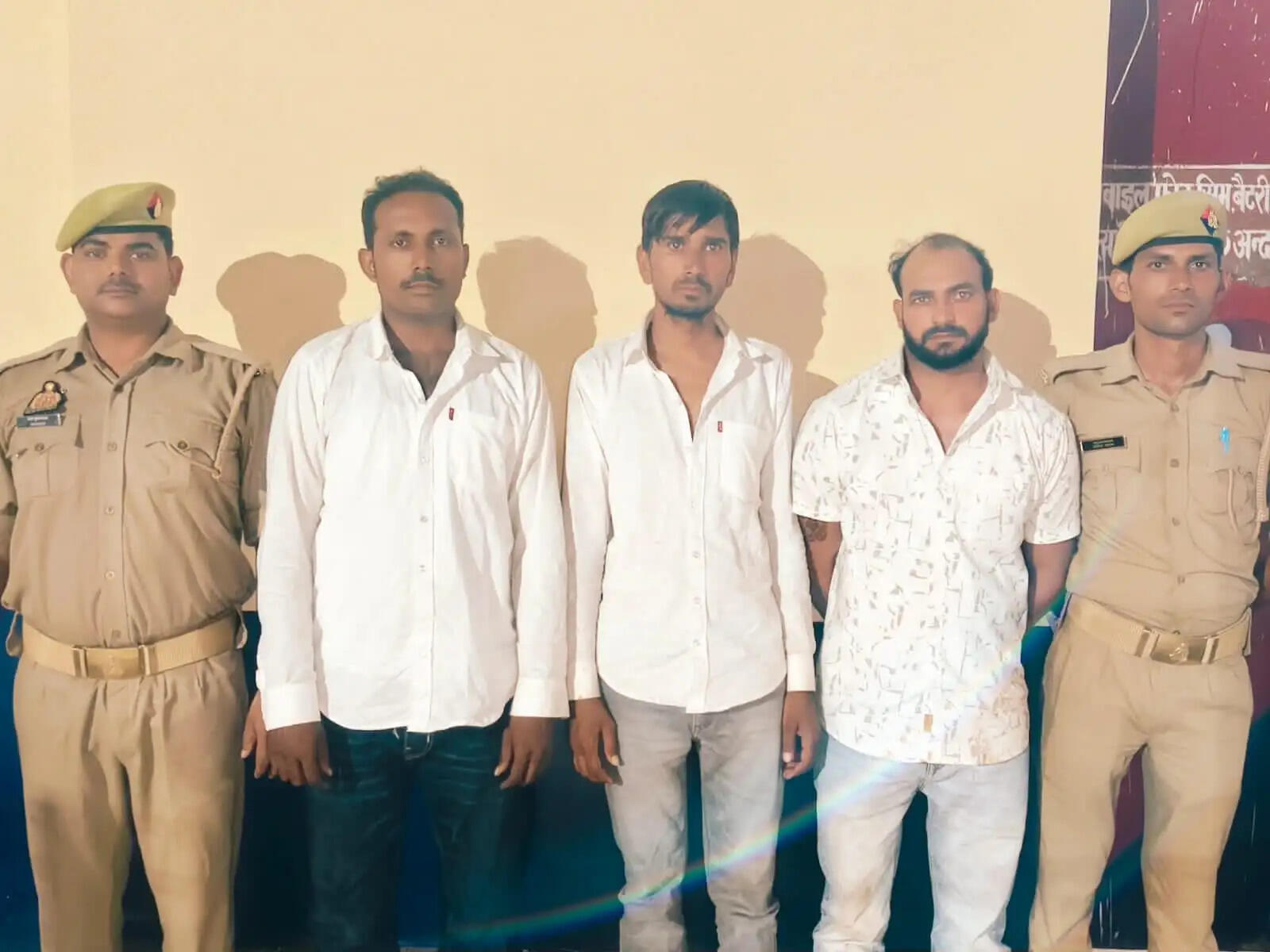 हमीरपुर में चक्काजाम,थाने में मारपीट प्रकरण में दूल्हे सहित 40 बारातियों के खिलाफ मुकदमा दर्ज, तीन गिरफ्तार