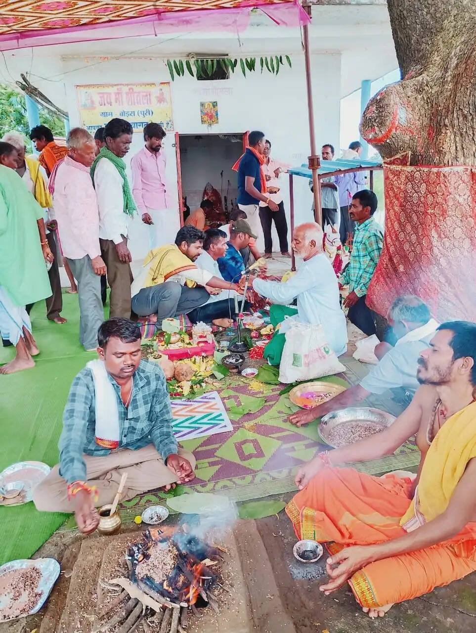 अच्छी फसल की कामना को लेकर ग्रामीणों ने की खेत पूजा, फसल में कीट प्रकोप से बचाव की प्रार्थना