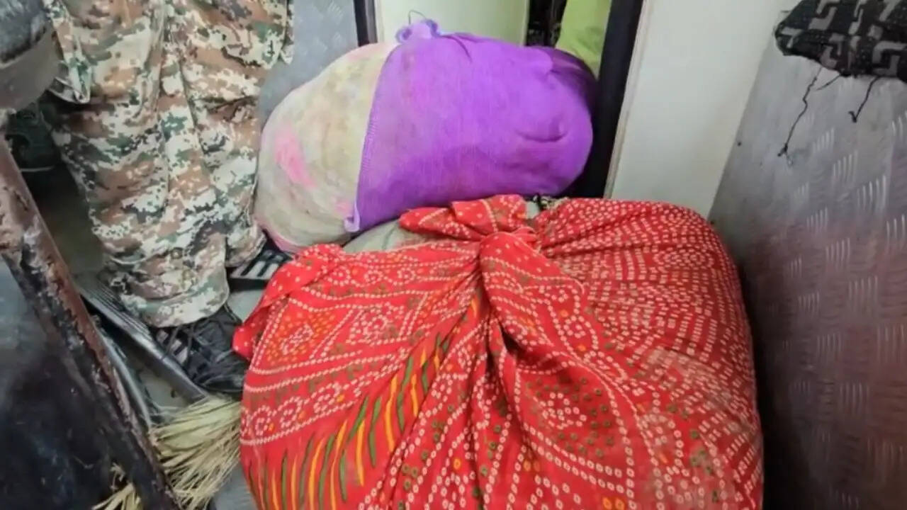 सूरजपुर : झाडू की आड़ में सवा चार करोड़ के गांजे की तस्करी, पुलिस को देख बस से कूदे तस्कर