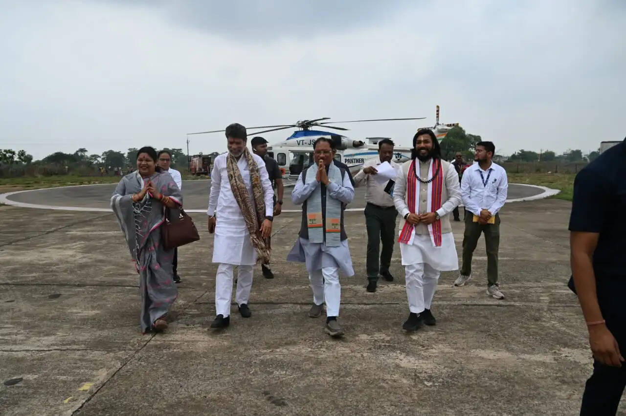 मुख्यमंत्री विष्णु देव साय का खोखरा आगमन, पुलिस ग्राउंड हेलीपैड पर हुआ भव्य स्वागत