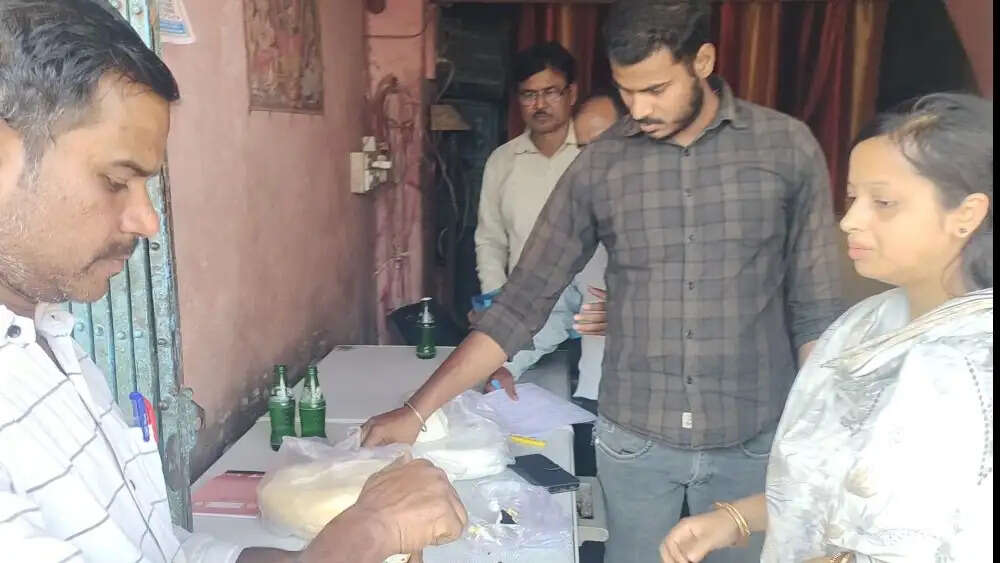 होली में रामगढ़ के बाजार में नकली पनीर की हो रही सप्लाई, 70 किलो नकली पनीर जब्त