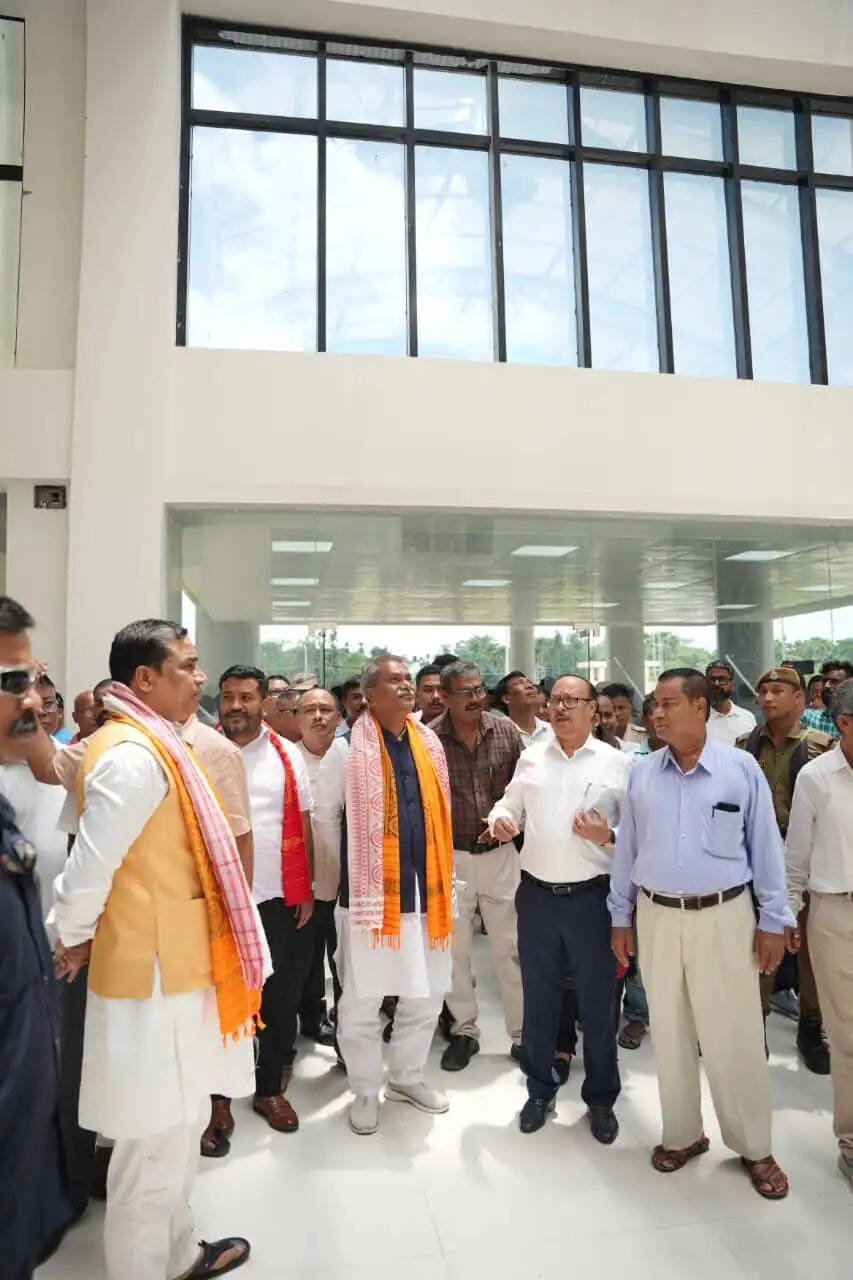 निर्माणाधीन तामुलपुर मेडिकल कॉलेज अस्पताल का स्वास्थ्य मंत्री अशोक सिंघल ने किया निरीक्षण