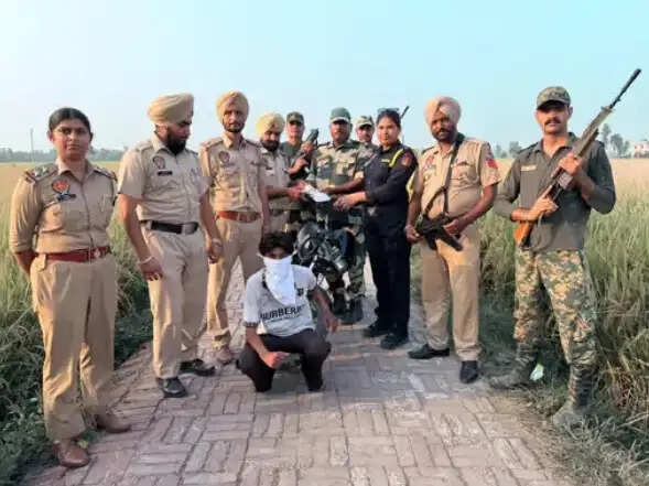 भारत-पाकिस्तान सीमा पर बीएसएफ-पंजाब पुलिस की संयुक्त कार्रवाई, दो पिस्तौल और कारतूस बरामद