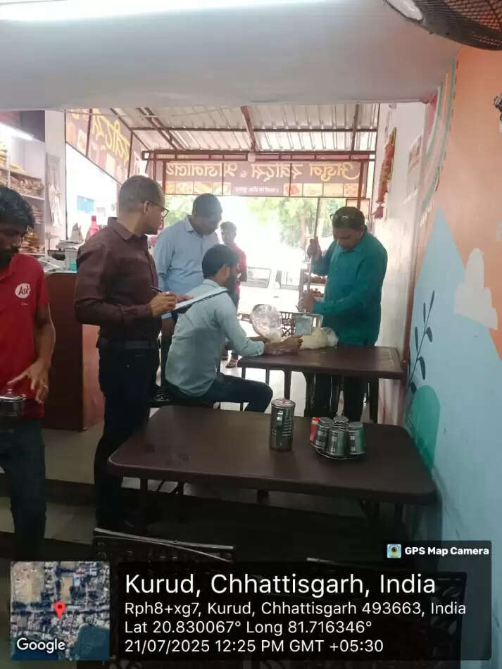 त्योहारों से पहले खाद्य विभाग की दबिश, डेयरी - होटलों से लिया जांच के लिए नमूना