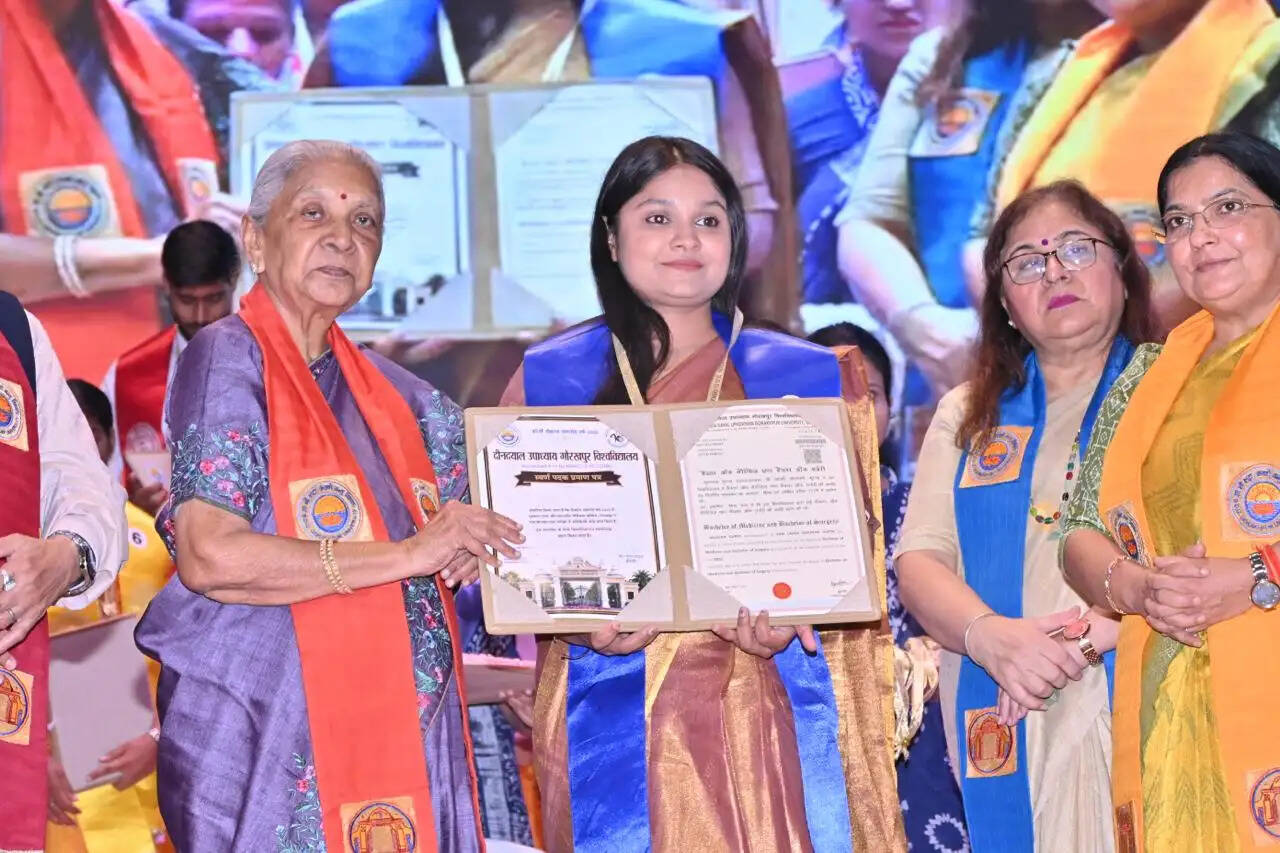 दीनदयाल उपाध्याय गोरखपुर विश्वविद्यालय : 45वें दीक्षांत समारोह में शिक्षा, स्वास्थ्य, नवाचार और सामाजिक सरोकारों का अनूठा संगम