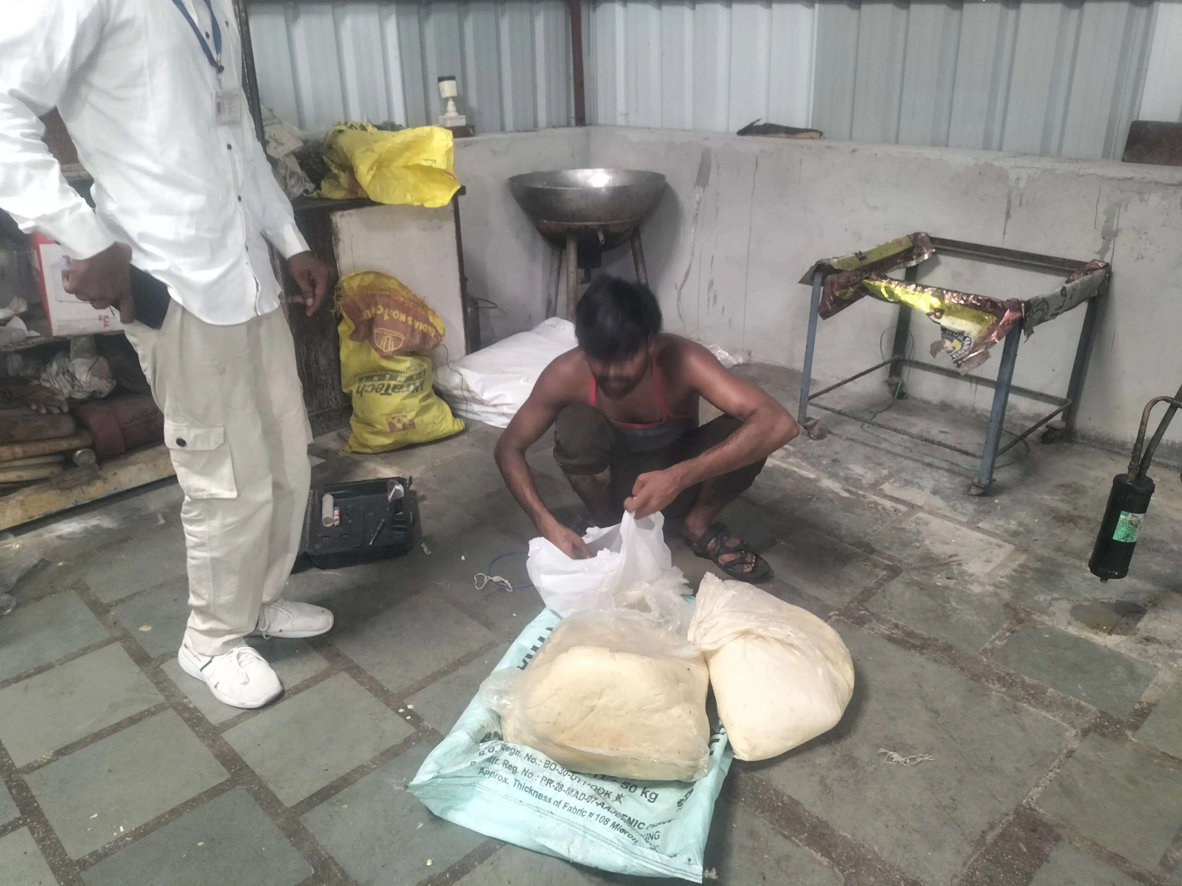 खाद्य सुरक्षा विभाग ने 100 किलो खराब मावा और गुलाब जामुन का पेस्ट कराया नष्ट