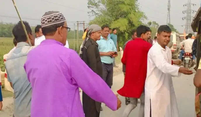 मुस्लिम समुदाय के लोगों ने रामनवमी जुलूस का किया फूलों से स्वागत