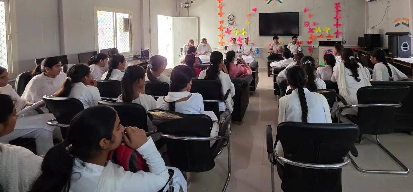 जीडीसी मढ़हीन में संविधान पर क्विज प्रतियोगिता, टीम ए ने मारी बाजी