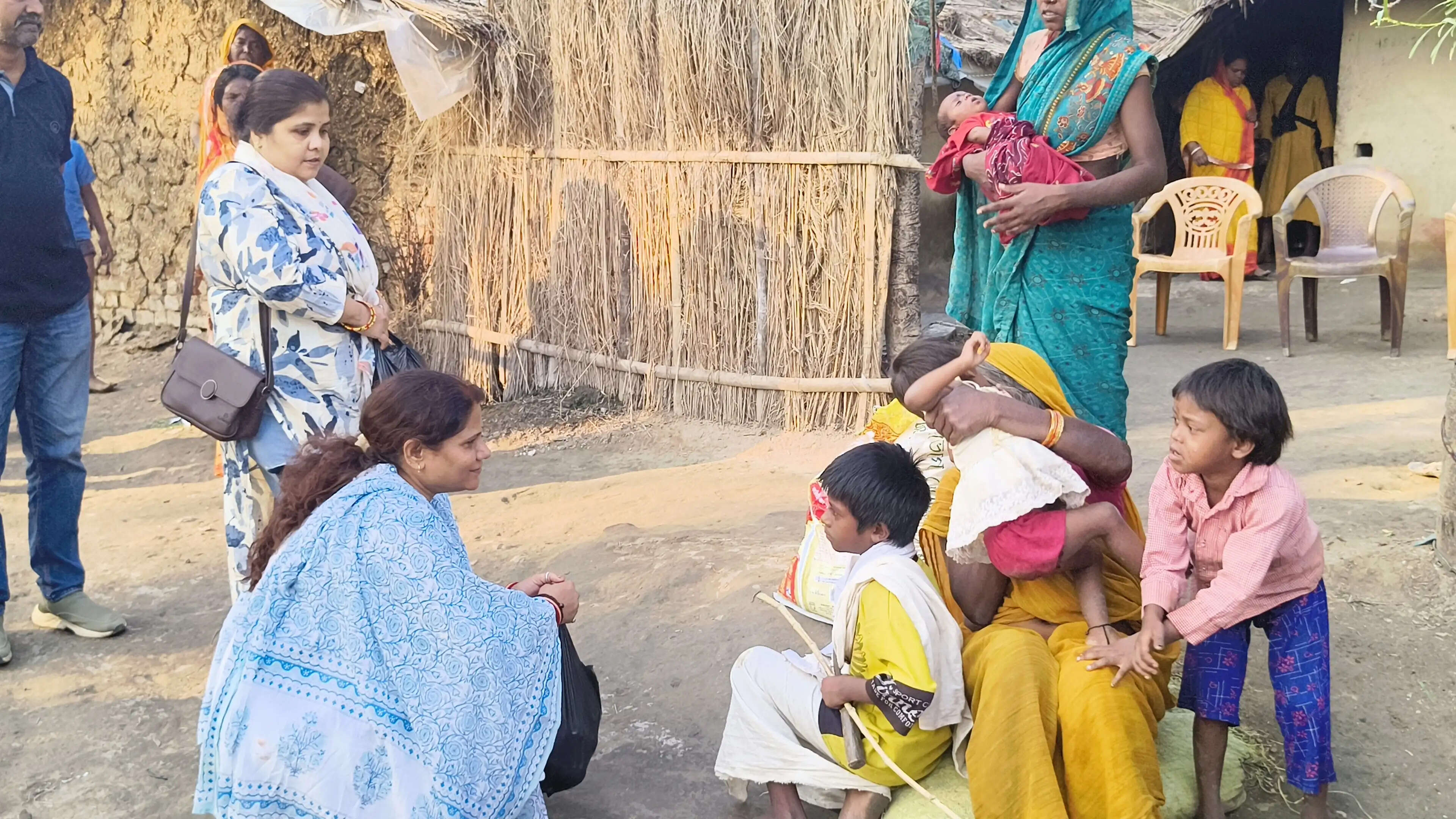 आर्थिक तंगी से जूझ रहे मंगल ऋषि के परिवार को अभिनेत्री संचिता बसु के ट्रस्ट ने दी आर्थिक सहायता