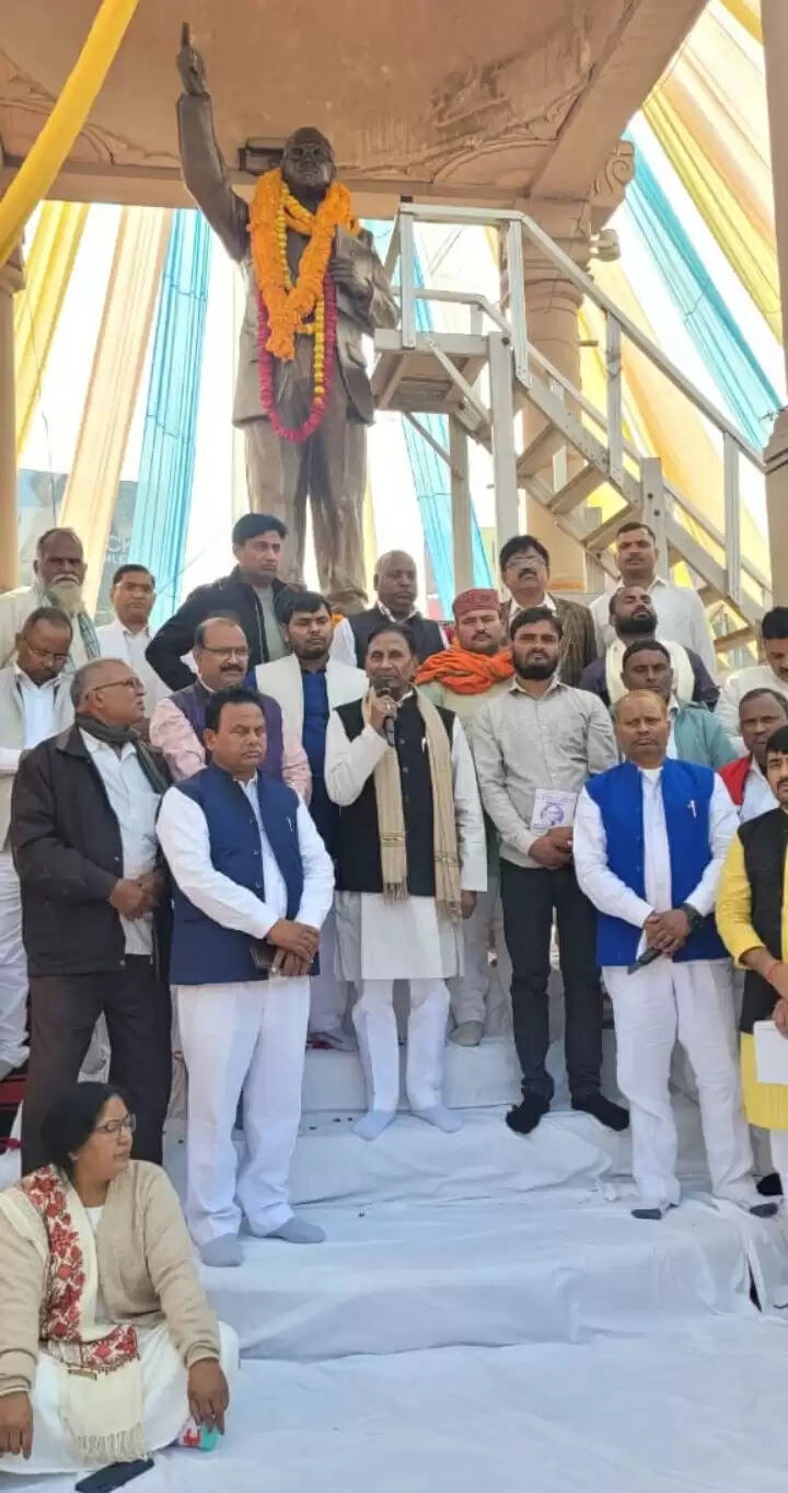 डॉ. भीमराव आंबेडकर की प्रतिमा पर विधायक त्रिभुवन राम ने माल्यार्पण कर किया नमन