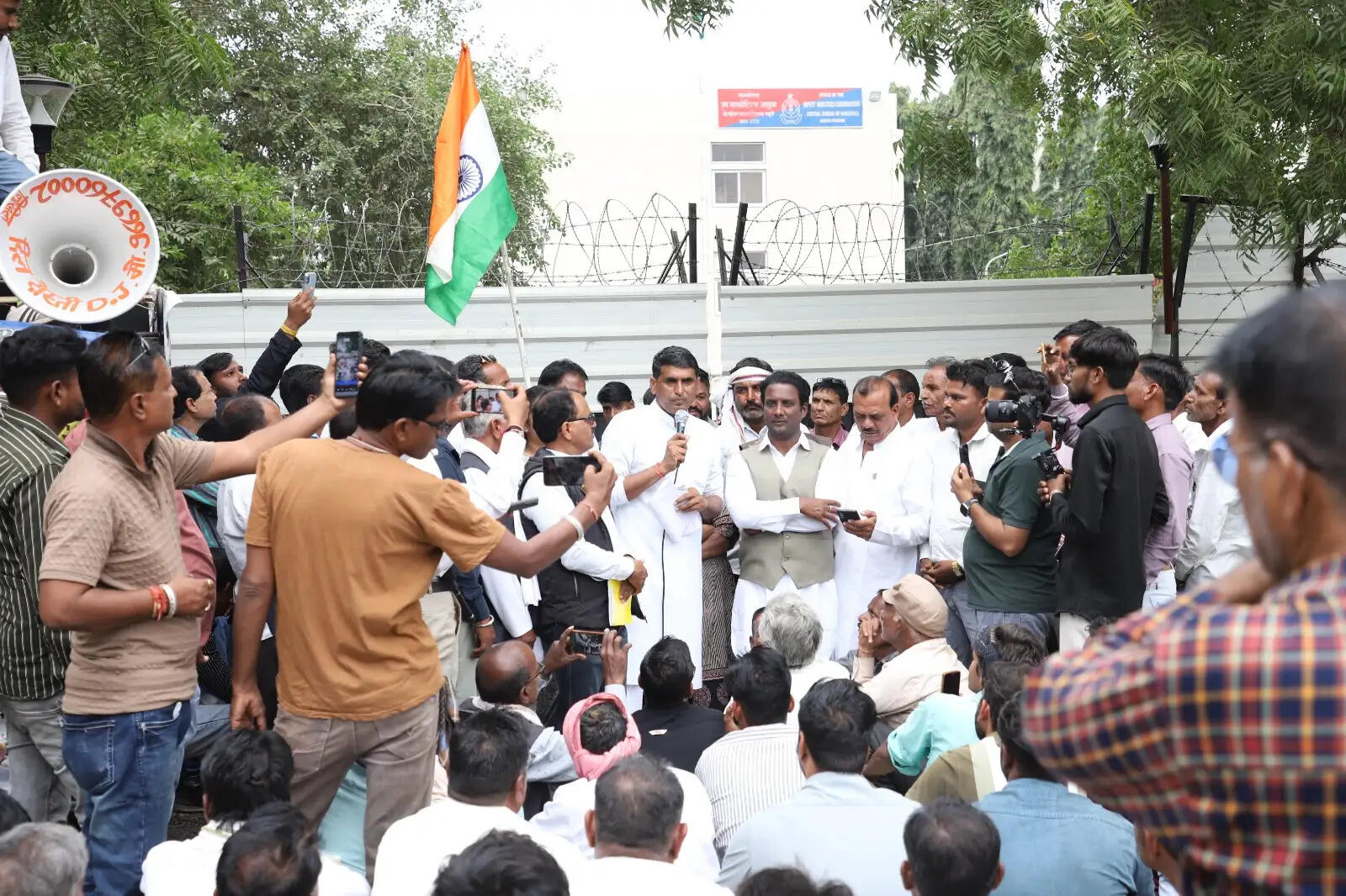 अफीम नीति के विरोध में किसान उतरे सड़कों पर, मॉर्फिन की मात्रा 3.7 प्रतिशत करने की मांग