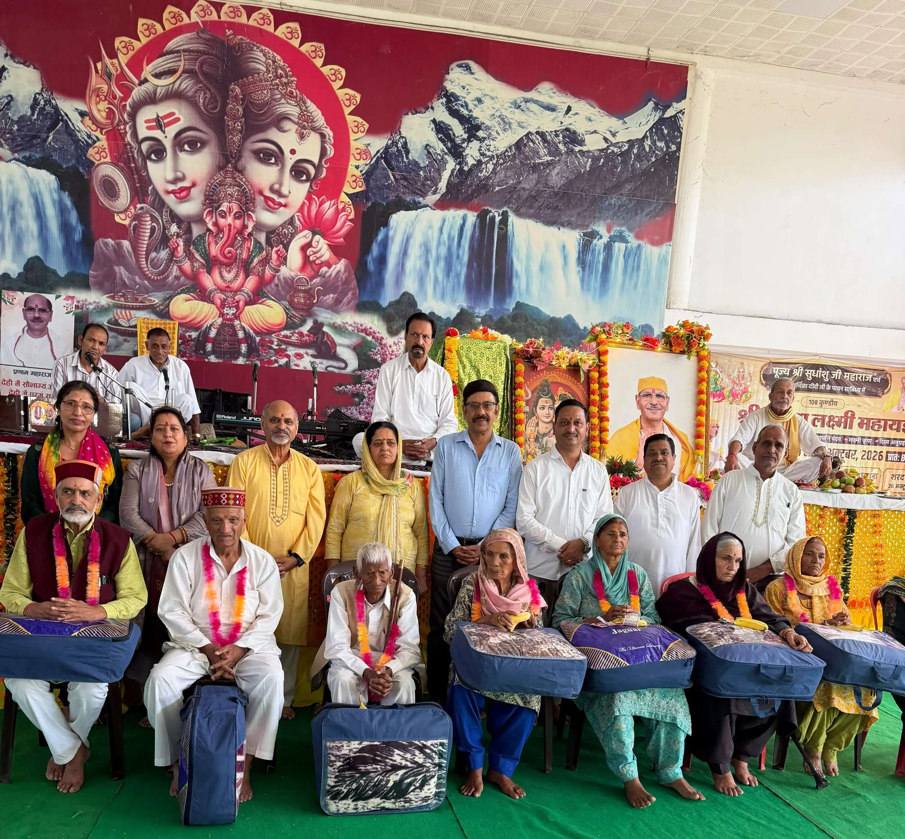 वृद्धजनों का हुआ सम्मान और भजनों की प्रस्तुति से भक्तिमय हुआ वातावरण