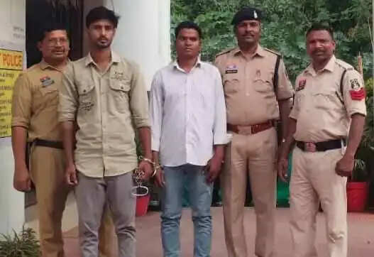 नई माेटरसाइकिल दिलाने का झांसा देकर ग्रामीणों से लाखों की धोखाधड़ी के दाे आराेपित गिरफ्तार