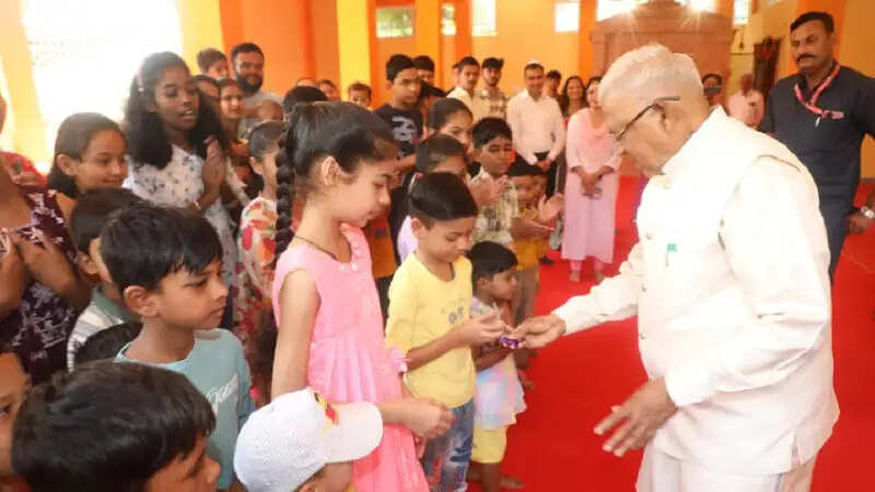 मप्रः राज्यपाल पटेल ने बच्चों के साथ मनाया अपना जन्म दिवस