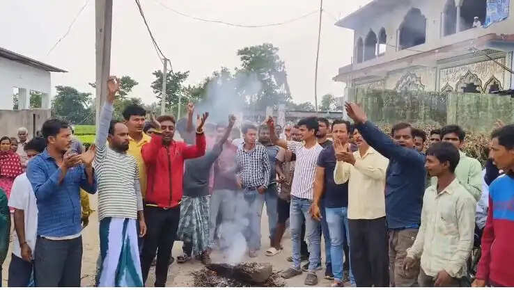 वोटर लिस्ट से नाम हटाये जाने का विरोध, टायर जलाकर प्रदर्शन