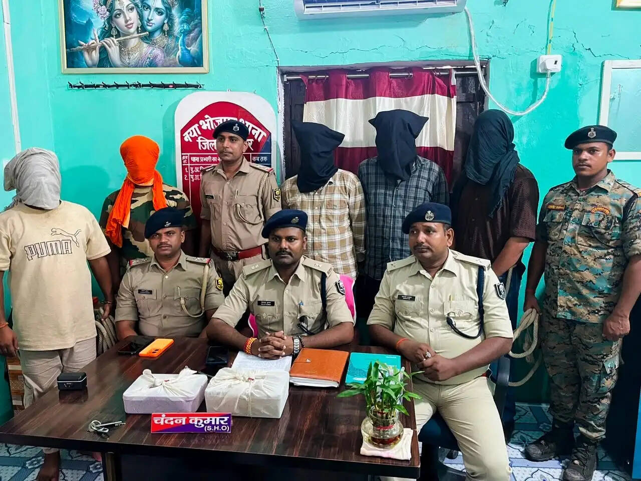 बक्सर पुलिस की बड़ी कार्रवाई: एक करोड़ रुपये की ब्राउन शुगर के साथ पांच तस्कर गिरफ्तार
