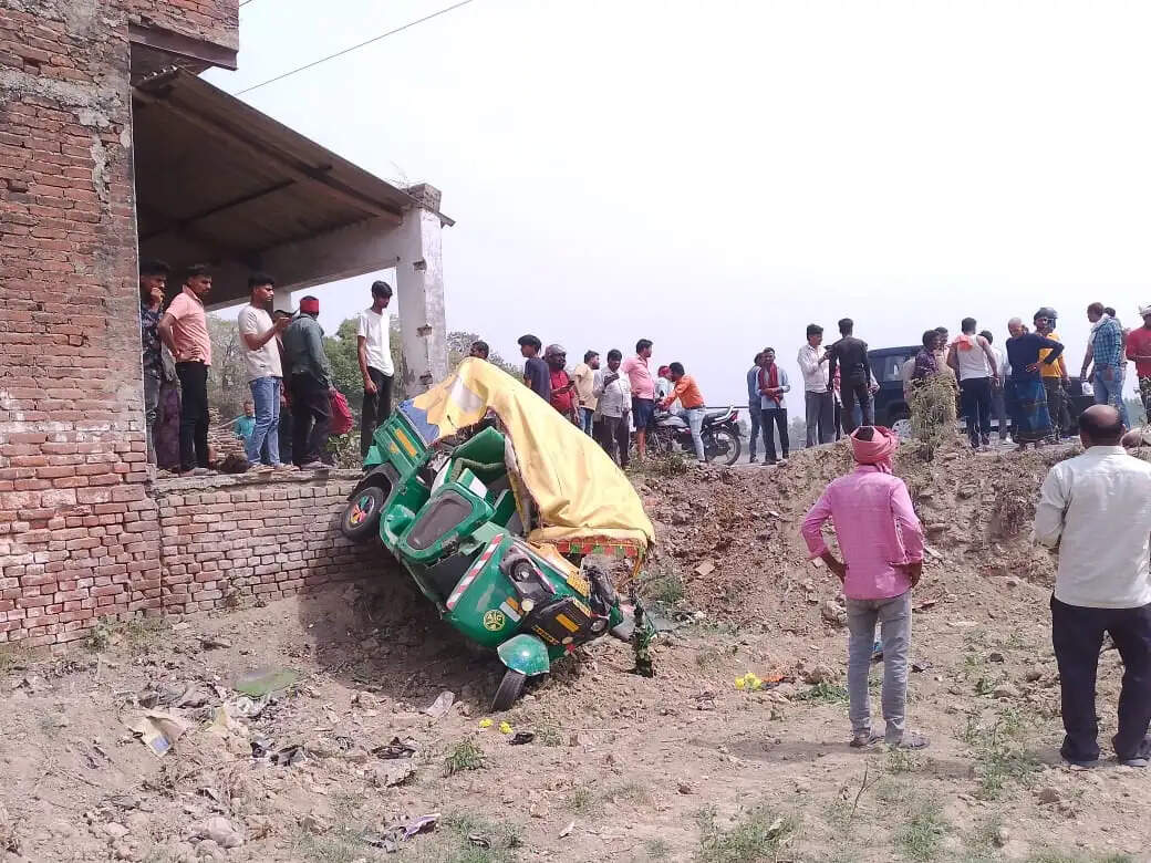 तेज रफ्तार इनोवा ने ऑटो को मारी टक्कर, एक की मौत, चार घायल