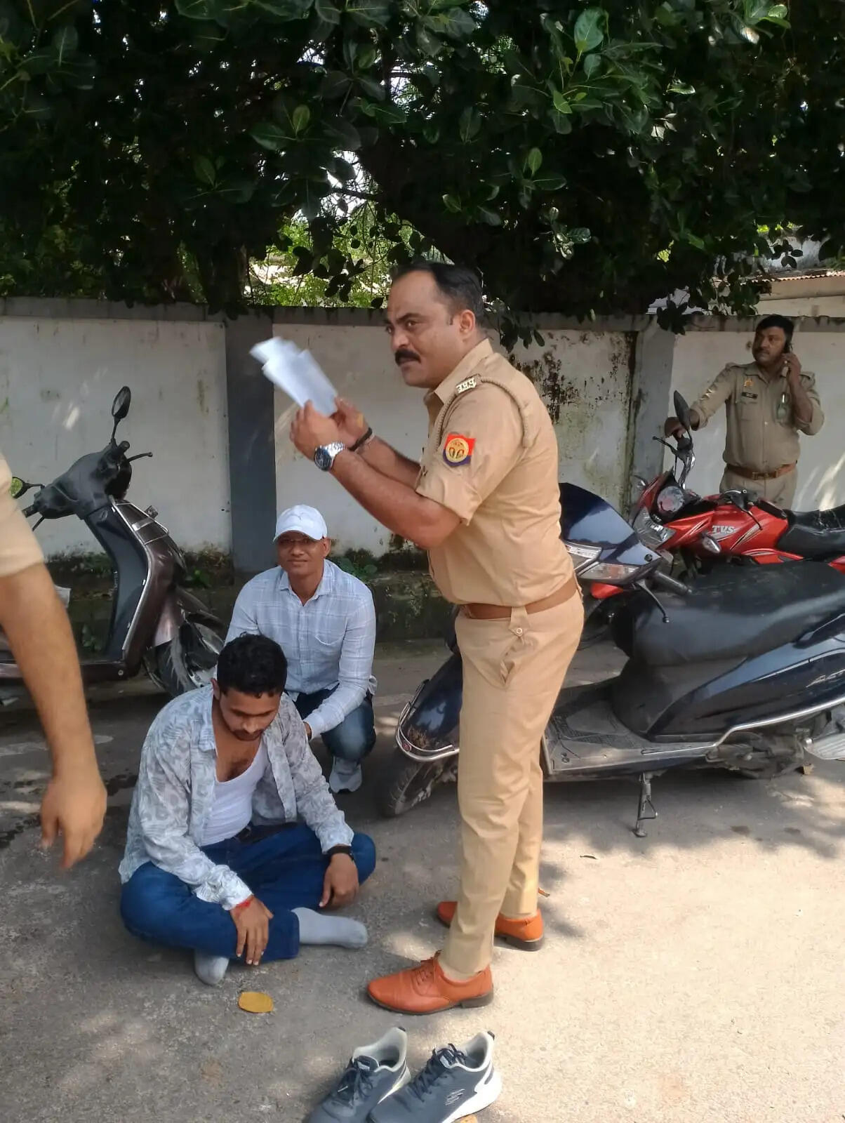 शिक्षक भर्ती मामला : आरक्षण विसंगति को लेकर शिक्षा मंत्री के आवास पर प्रदर्शन, पुलिस ने अभ्यर्थियों काे हिरासत में लिया