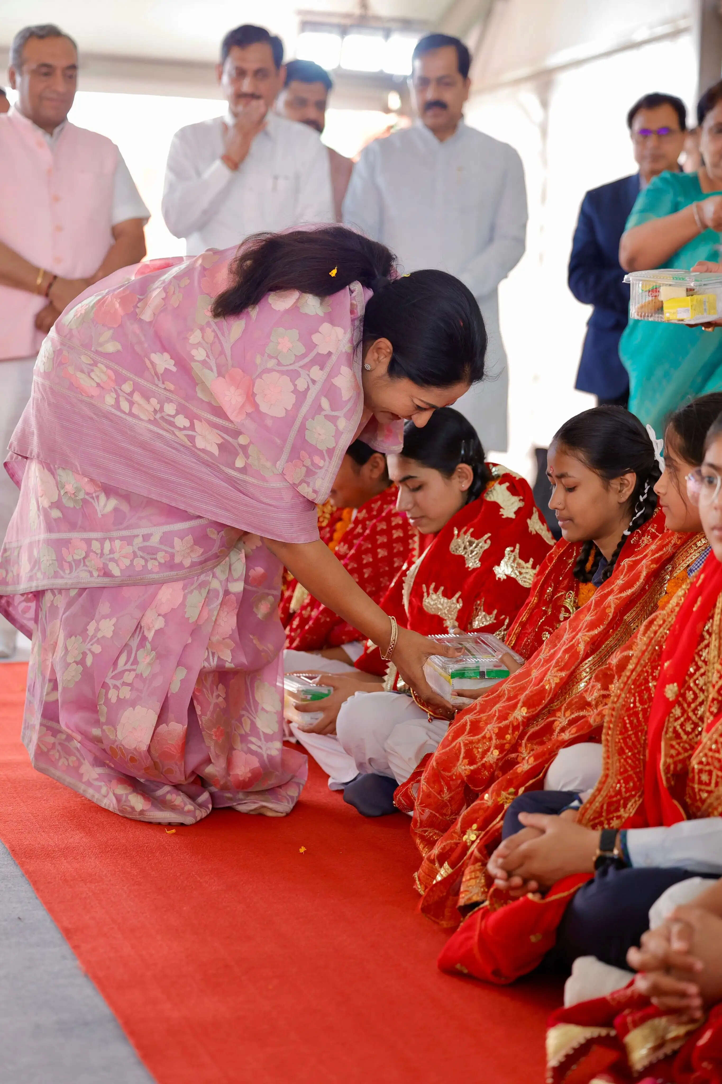 दिल्ली की मुख्यमंत्री ने 10वीं में प्रवेश लेने वाली 1100 छात्राओं को साइकिल वितरित की