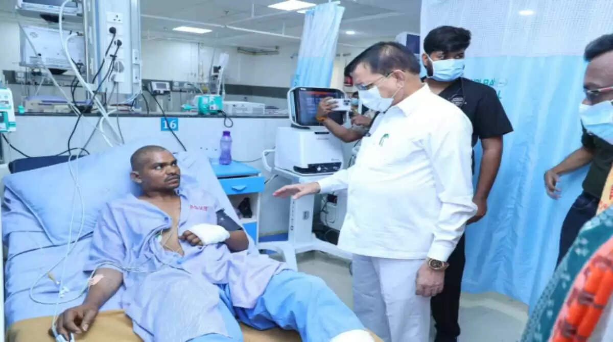 सिंघीतराई प्लांट हादसा: कैबिनेट मंत्री लखन लाल देवांगन ने घायलों का जाना हालचाल, बेहतर उपचार के दिए निर्देश