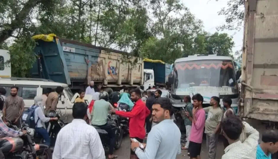 कटघोरा-कसनिया मार्ग पर बस और बोलेरो में आमने-सामने टक्कर, कई घायल