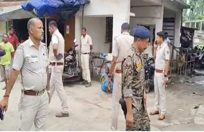 हरिश्चंद्रपुर में&nbsp;अविश्वास प्रस्ताव फेल, भाजपा सदस्य के मतदान न करने से प्रधान की कुर्सी बची