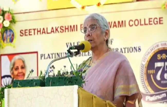 सरकार राजकोषीय घाटा कम करने को प्रतिबद्ध: सीतारमण