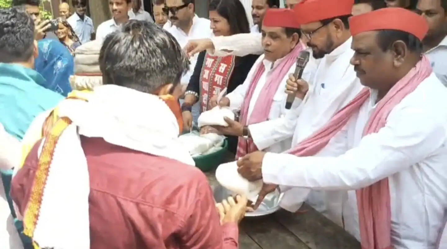 उप्र के अमेठी जिले में सपा कार्यालय पर 13 रूपये किलो चीनी बेंची गयी