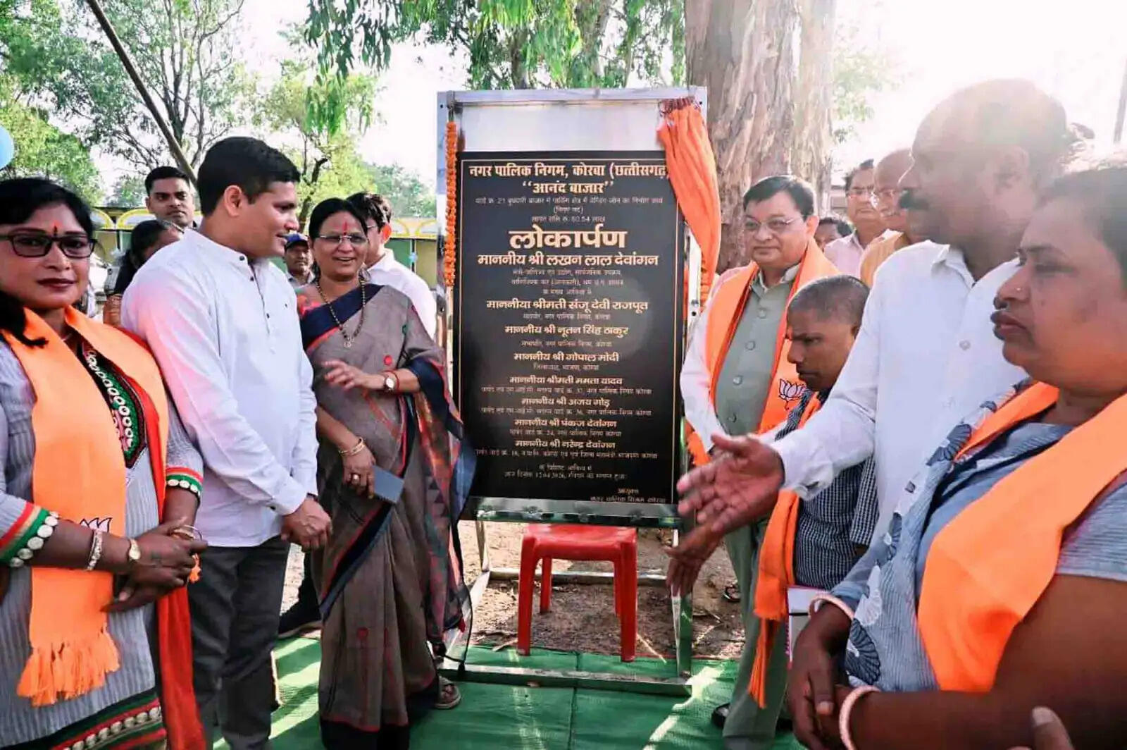 जन्मदिन पर उद्योग मंत्री ने लघु व्यवसायियों को दी स्थायी दुकानों की सौगात