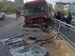 भोपाल: कार को बचाने में सिटी बस अनियंत्रित होकर डिवाइडर पर चढ़ी, बढ़ा हादसा टला