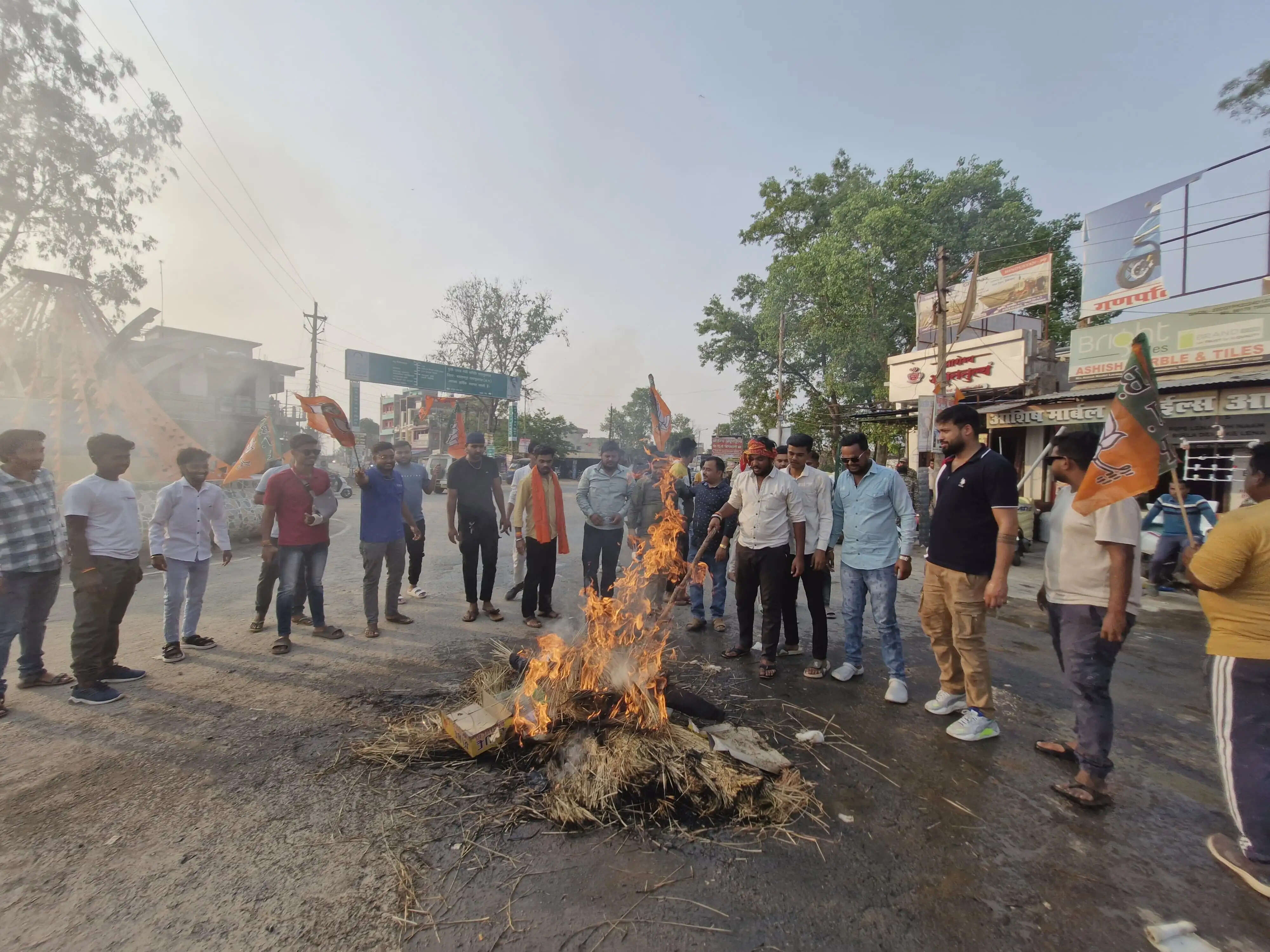 नेशनल हेराल्ड मामले को लेकर बलरामपुर जिले में भाजयुमो ने फूंका राहुल और सोनिया का पुतला