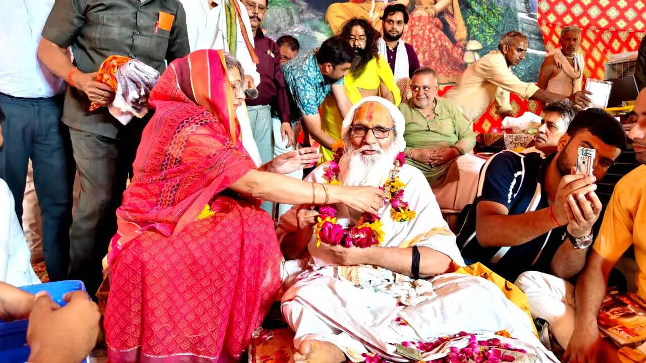 धौलपुर में गुरु पूर्णिमा पर संत एवं महंतों का किया सम्मान