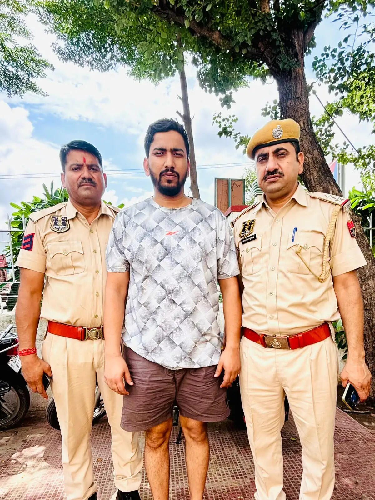 हथियार के दम पर सटोरियों और व्यापारियों से अवैध वसूली करने वाला बदमाश गिरफ्तार