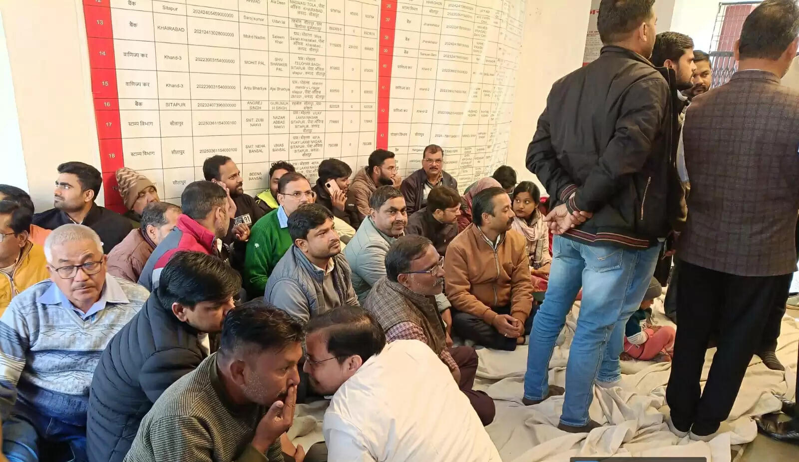 सीतापुर : एसडीएम -लेखपाल संघ टकराव रात भर धरने के बाद समझौते पर हुआ खत्म