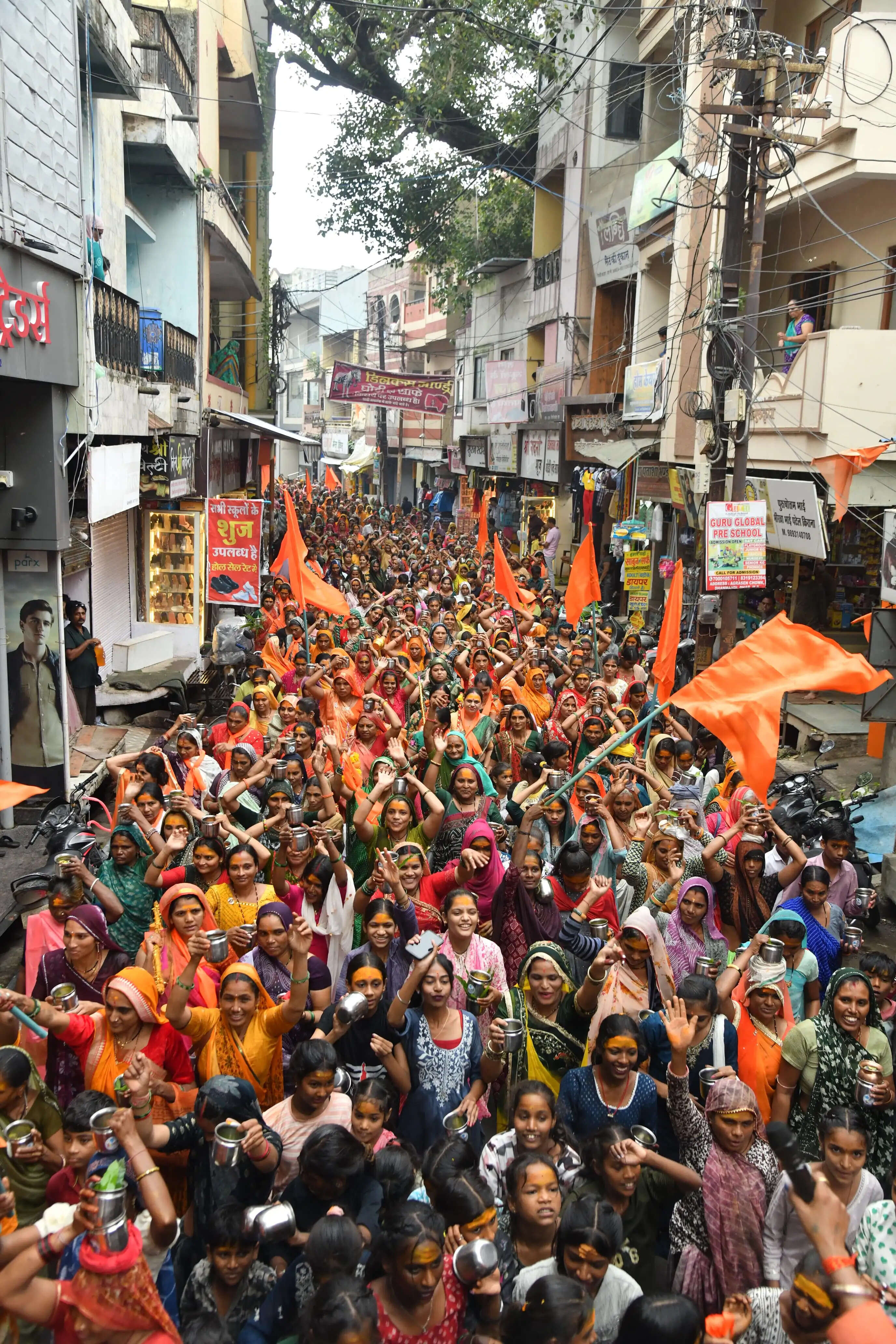 धारः मातृशक्ति ने निकाली विशाल कावड़ यात्रा,त्रिवेणी संगम के जल से हुआ अभिषेक