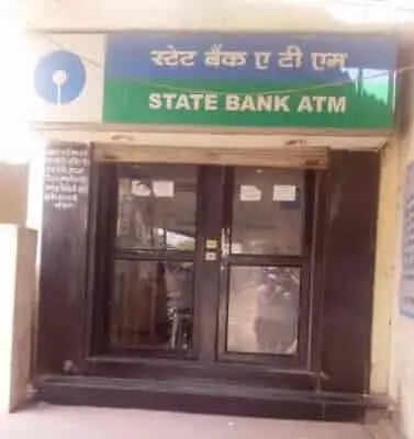 मोतिहारी में ATM काटकर लाखों की चोरी, रात्रि गश्ती में तैनात पुलिसकर्मी सस्पेंड