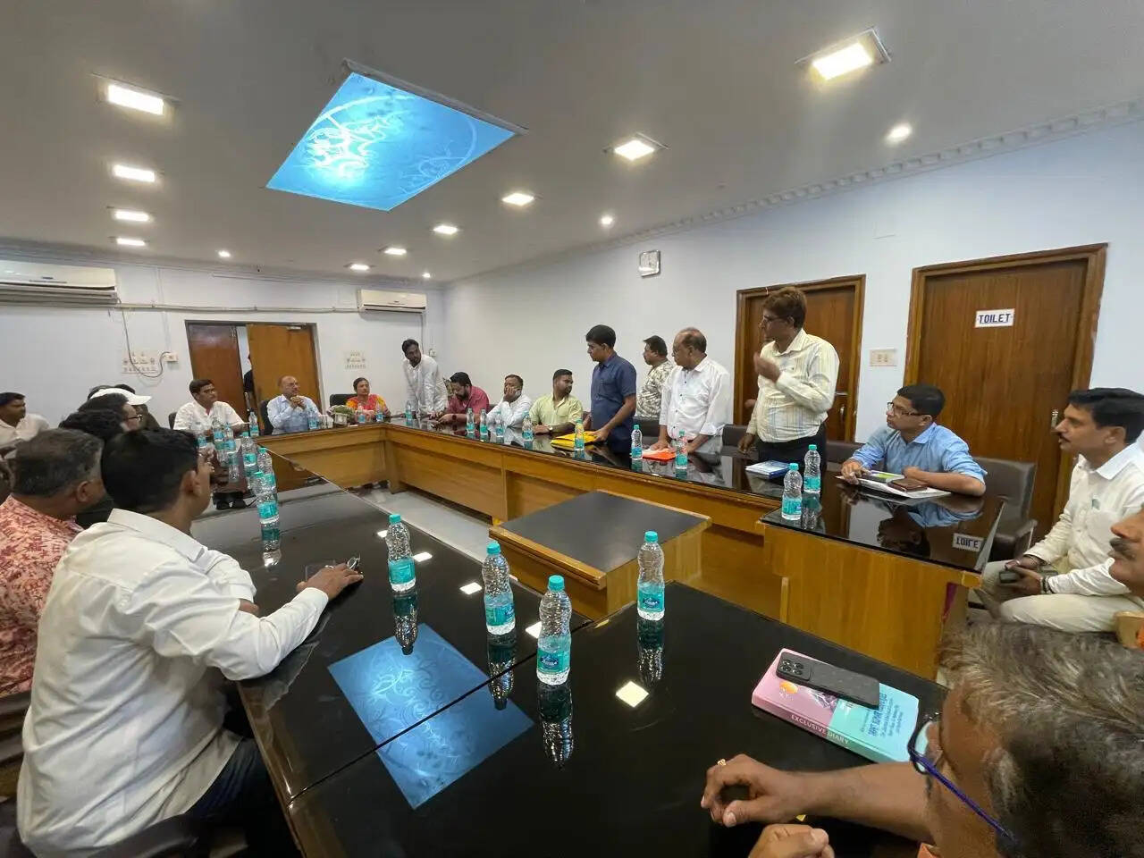 लोक निर्माण विभाग के मंत्री डॉ अजय पोद्दार ने अधिकारियो के साथ की बैठक