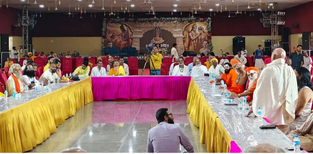 राम मंदिर पर राजनीति बंद हो, राम मंदिर ट्रस्ट&nbsp;विहिप और संघ के साथ : संत समाज