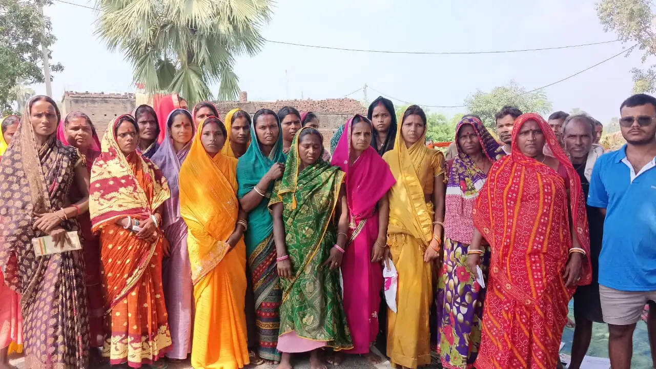 आवास सूची में नाम जोड़ने के नाम पर रुपये लेने का आरोप, ग्रामीणों ने वार्ड सदस्य को घेरा