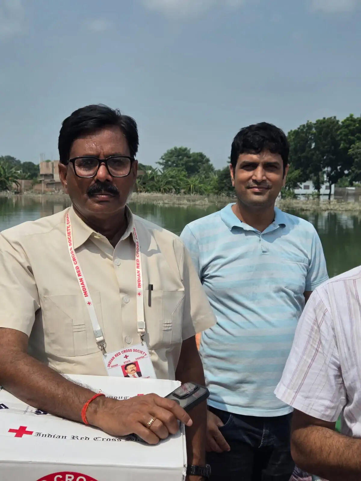 मकेर के बाढ़ प्रभावित गांवों में रेड क्रॉस सोसाइटी ने बांटी राहत सामग्री