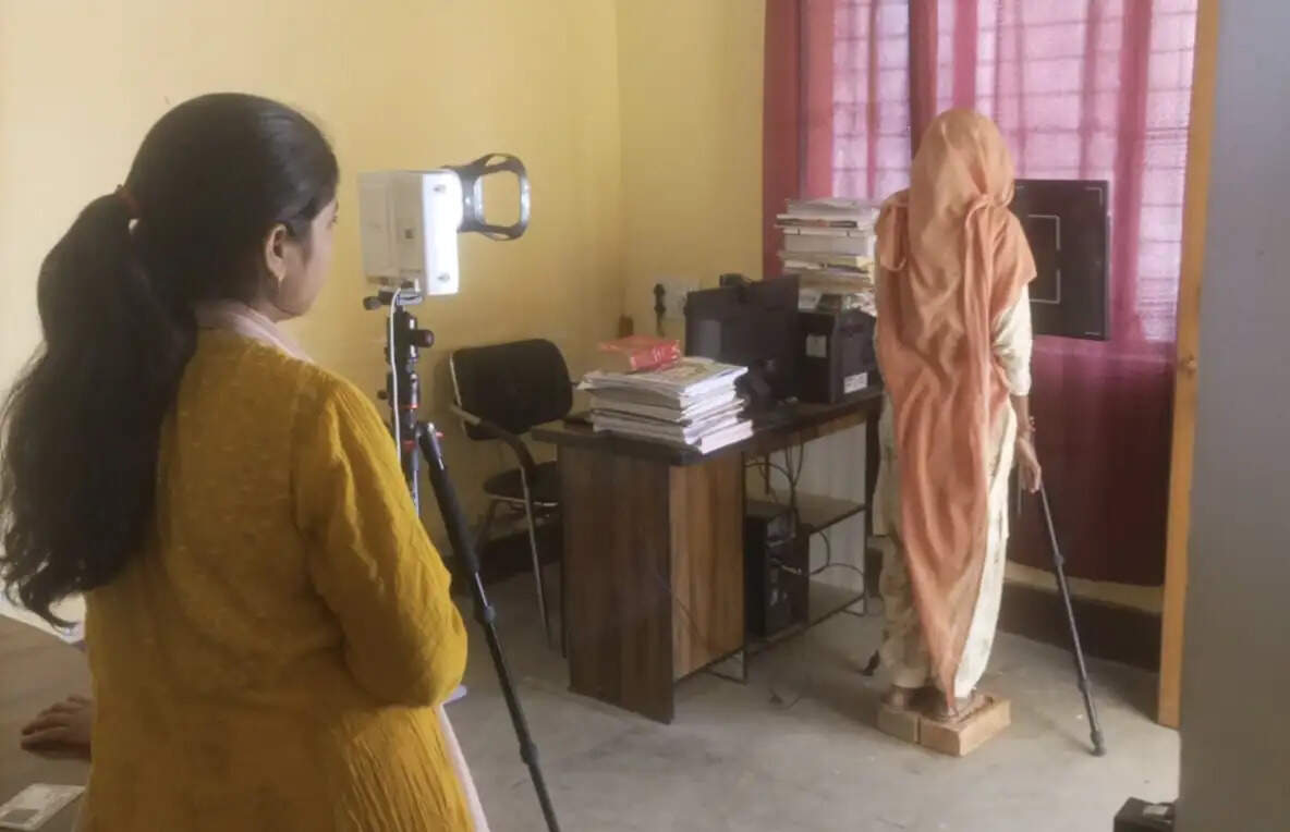 टीबी उन्मूलन अभियान : हैंड होल्ड एक्स-रे मशीन से गांव-गांव हाे रही टीबी जांच, लोग भी किये जा रहे जागरूक