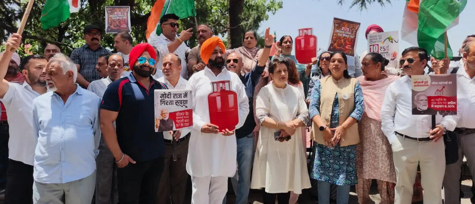 बढ़ती महंगाई और पेट्रोल-डीजल कीमतों के खिलाफ कांग्रेस का प्रदर्शन, केंद्र सरकार पर साधा निशाना
