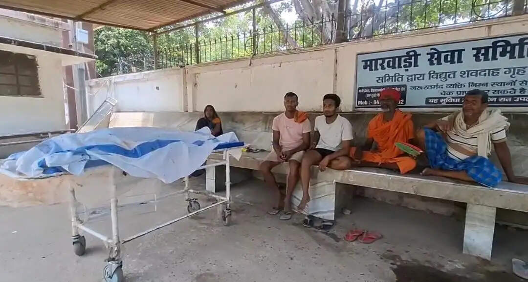 सड़क किनारे मिला ई-रिक्शा चालक का शव, छानबीन में जुटी पुलिस