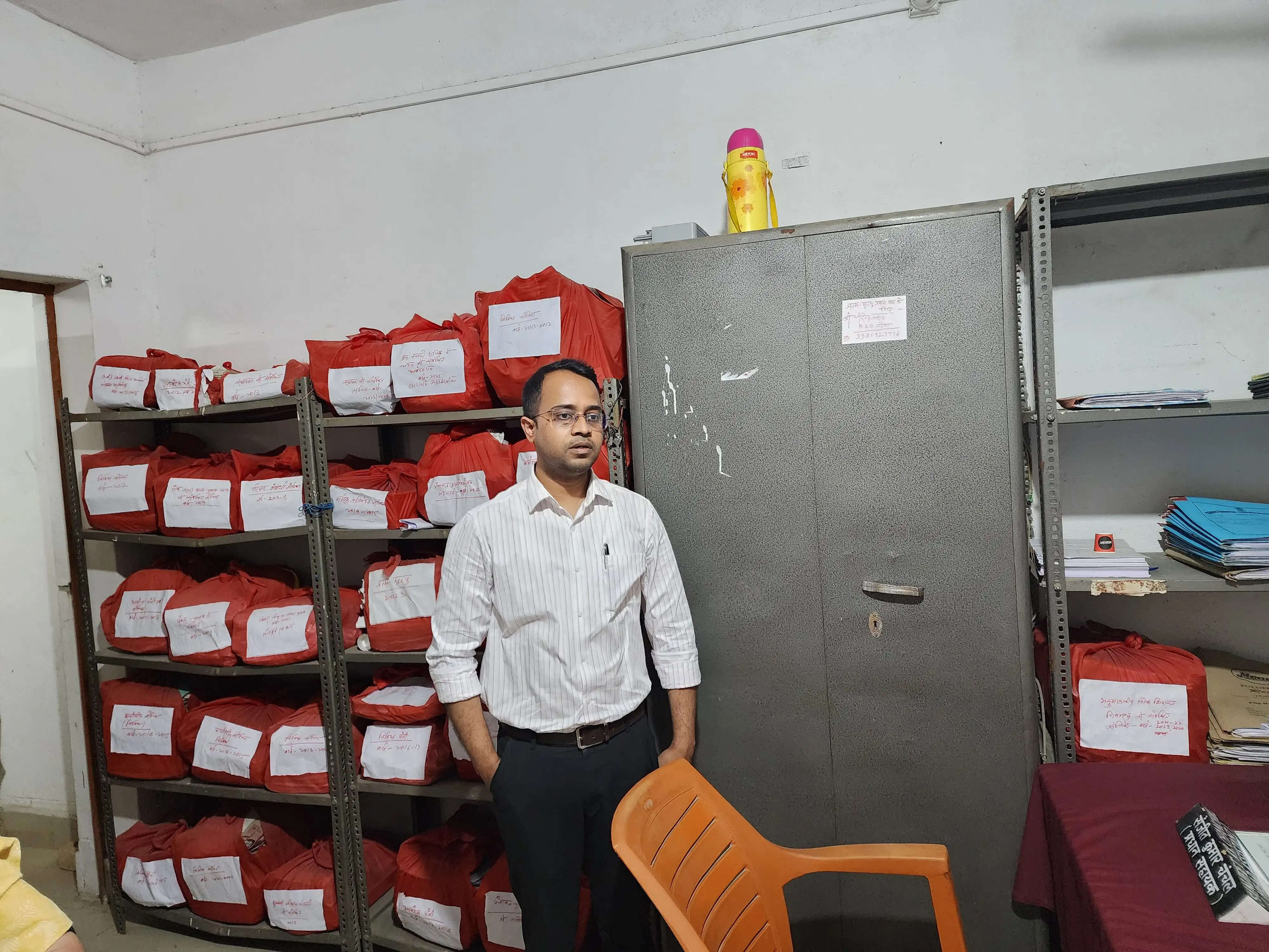 जिलाधिकारी ने किया तरैया प्रखंड कार्यालय का औचक निरीक्षण