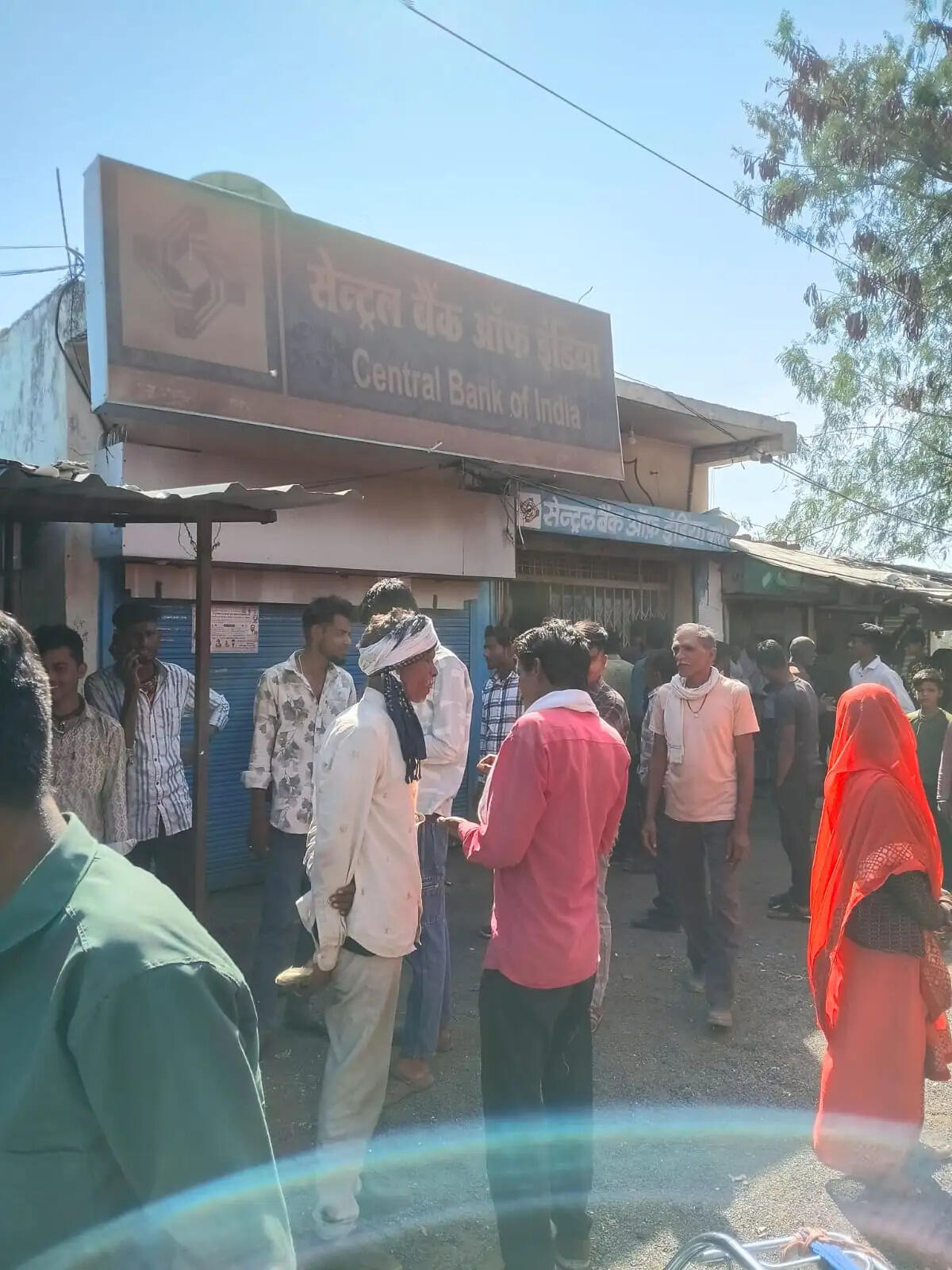 सागर: सेंट्रल बैंक में लगी भीषण आग, पुलिस और डायल-112 की तत्परता से टला बड़ा हादसा