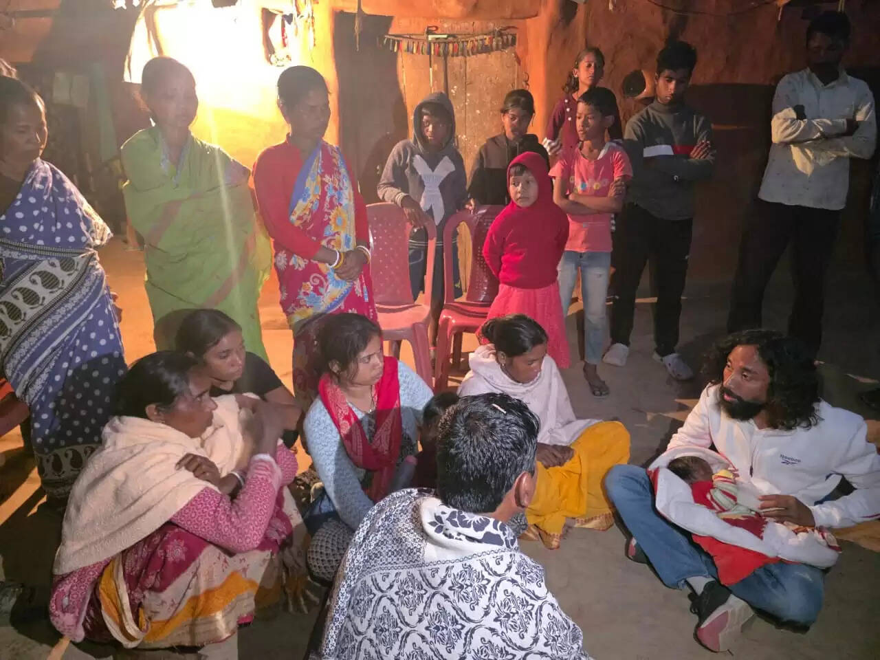 लापता हरिहर महतो के परिजनों से मिले देवेंद्रनाथ