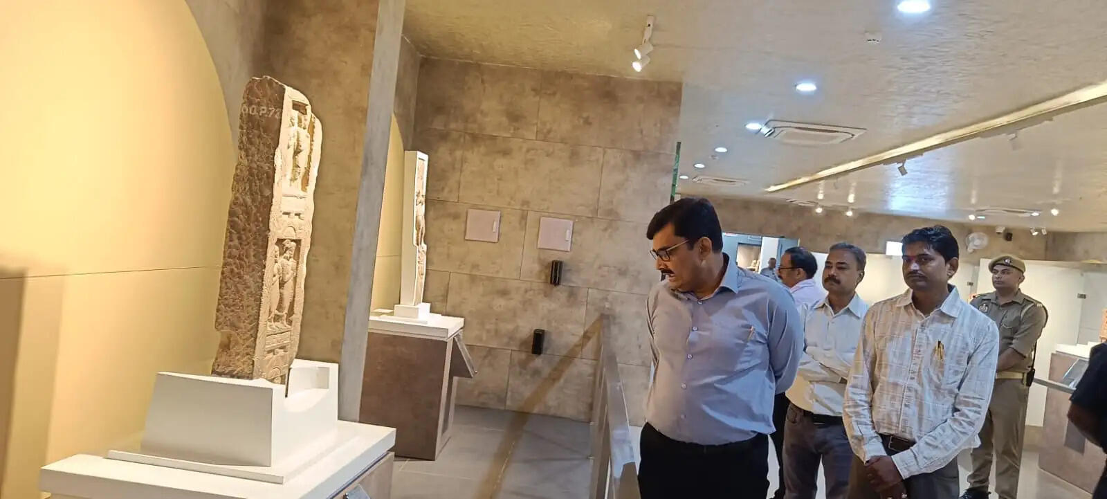 गोरखपुर : बौद्ध संग्रहालय में सजी अंतरराष्ट्रीय ललित कला प्रदर्शनी, मंडलायुक्त ने किया उद्घाटन